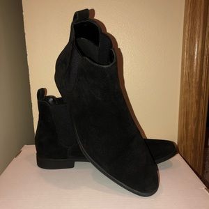 Black Chelsea boots-men’s